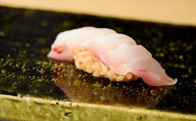 寿司と和食を楽しむ